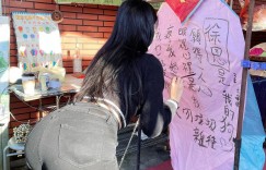 【大发扑克】長腿姐姐「羅莉Rolly」噘臀寫天燈　想實現願望當然要先表誠意！，大发助力你的致富之路！