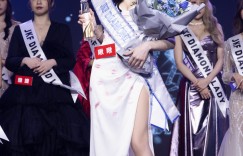 【大发扑克】百大女郎雙冠王「啾啾」公益競標原味禮服　多位JKF女郎獻唇有夠香！，大发助力你的致富之路！