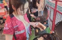 【大发扑克】巨乳正妹「菈菈」邊看棒球邊烤肉！觀眾都被她的「白嫩肉肉」吸引了！，大发助力你的致富之路！