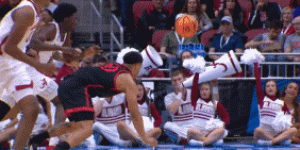 【大发体育】?呲！NCAA球员脸被对手一屁股压在地板上一通摩擦，大发助力你的致富之路！