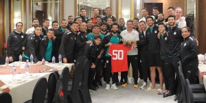 【大发体育】国家队50球+利物浦英超射手王！?萨拉赫领取纪念奖杯和球衣，大发助力你的致富之路！