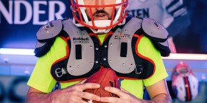 【大发体育】凯恩身着橄榄球装备照片引球迷调侃：他是时候去NFL争取奖杯了，大发助力你的致富之路！