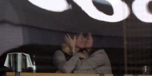【大发体育】图片报：格拉斯纳包厢观战法兰克福，并和妻子接吻庆祝球队胜利，大发助力你的致富之路！
