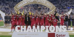 【大发体育】世界杯冠军同款?卡塔尔队长身披黑袍，捧起亚洲冠军奖杯！，大发助力你的致富之路！