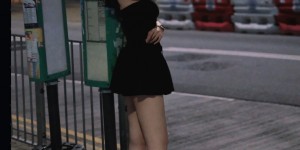 【大发体育】太美了！余霜香港街边拍照：大白腿回眸一笑超有感觉，大发助力你的致富之路！