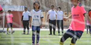 【大发体育】中国女足前主教练水庆霞探访新疆乡村小学女足，大发助力你的致富之路！
