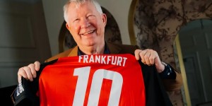 【大发体育】❤️法兰克福授予弗格森终身会员资格，赠送10号纪念球衣，大发助力你的致富之路！
