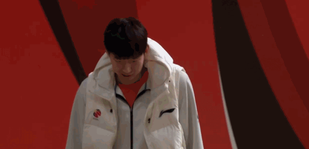 轮休一身轻！周琦身穿休闲装现身替补席看球