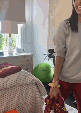 瓦妮莎发文庆祝大女儿被南加大录取:爸爸和我都非常为你骄傲