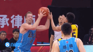 琼斯第四节吃到违体犯规 累计技犯+违体被驱逐