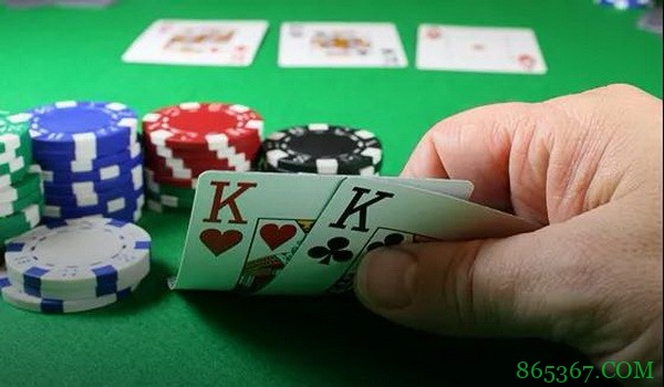 德州扑克如何在盲注位置游戏中小对子？