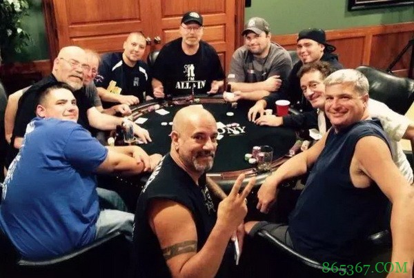 德州扑克碰到这3种牌,别迷恋!翻前记得赶快甩掉