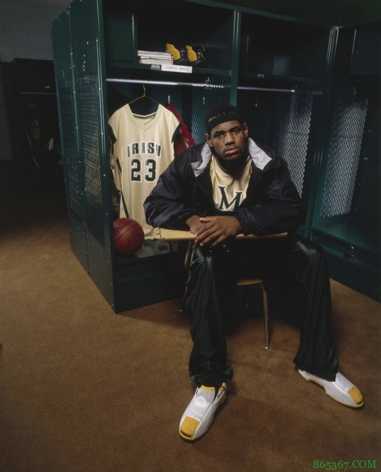 詹姆斯赛后转发自己高中时照片：#YoungKing??