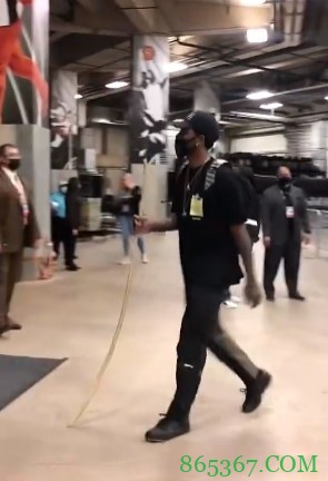 丐帮帮主又来了!欧文今日复出 抵达球馆时再次亮出“打狗棒”