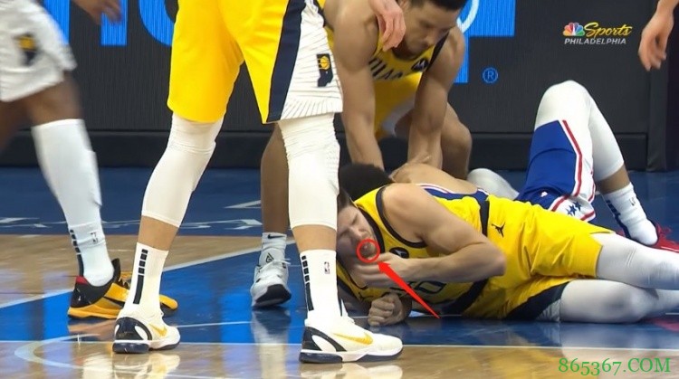 看着都疼!西蒙斯在拼抢过程中不慎打掉麦克德莫特的牙齿