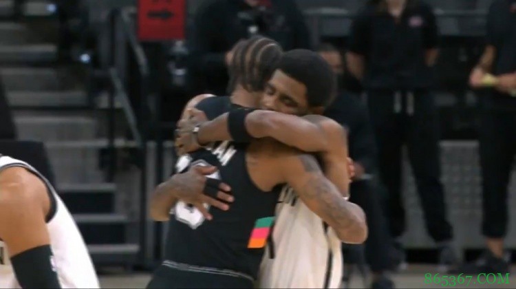 都是科蜜!欧文&德罗赞赛前拥抱致意