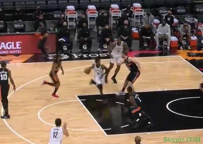 骚里骚气！欧文背后假传 小乔丹心领神会空接吃饼