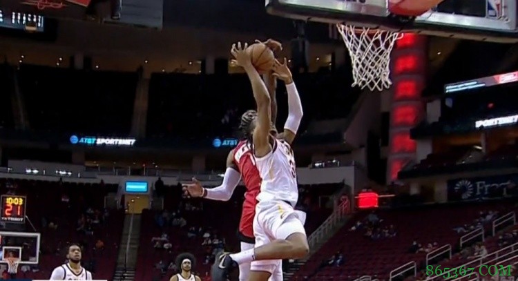 积极性满分！骑士防守反击 沃尔奋力回防追身大帽