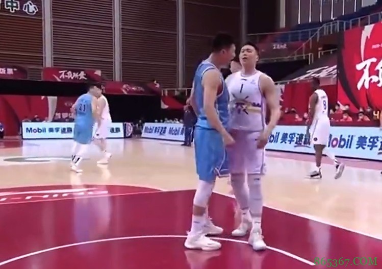 有火药味了!雷蒙防下李根后怒吼庆祝 李根回喷垃圾话