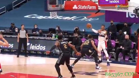 杰伦点踩!威少单手抓球瞎指挥迷惑对手 潇洒转身甩传小洛暴扣