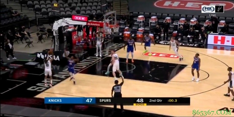 分秒必争！波波为马刺搏到上半场最后0.7秒 布置战术投进压哨三分