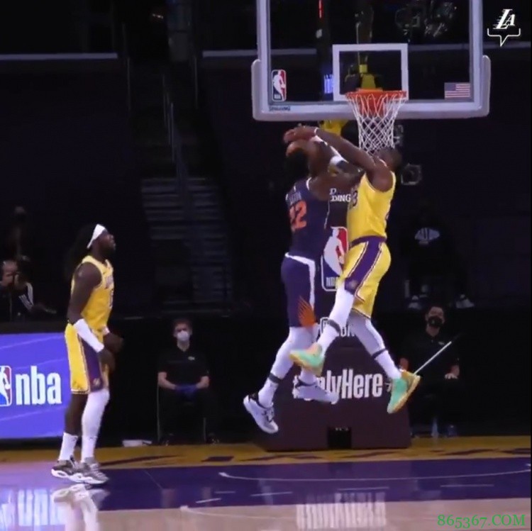 双手按下！艾顿冲击篮筐遭詹姆斯大帽拒绝