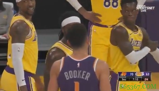 很伤！布克连续吃到两个技犯遭遇驱逐