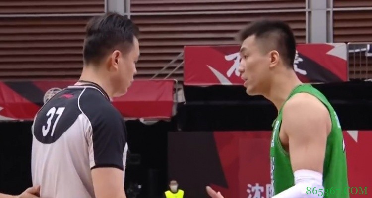 胡金秋强突韩德君打2+1 郭艾伦不满吹罚向裁判解释:我没碰到手啊