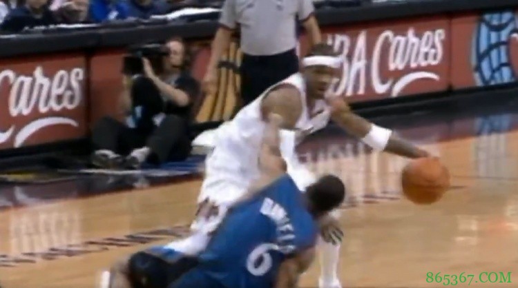 15年前的今天：艾弗森上演经典双Crossover 单回合两次晃倒对手