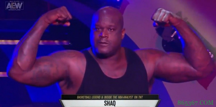 惨不忍睹!奥尼尔作客职业摔角联盟被抱摔砸碎桌子