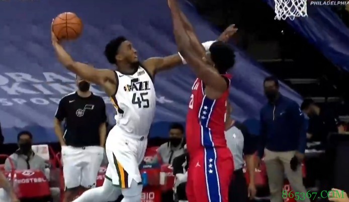 超强滞空!米切尔欲隔扣大帝 对抗后打进高难度2+1