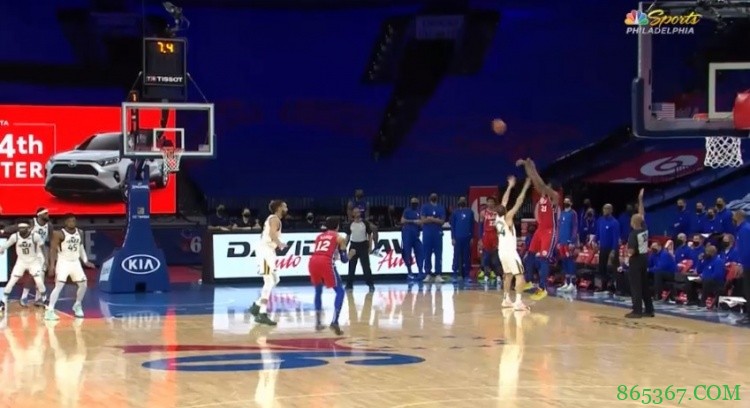 关键时刻！恩比德低位接球撤出飚三分追平比分进加时