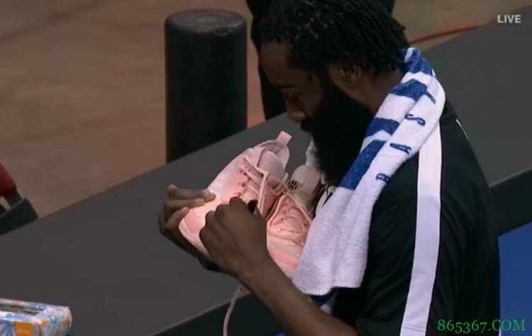 哈登将本场比赛用鞋签名 送给火箭主场球迷