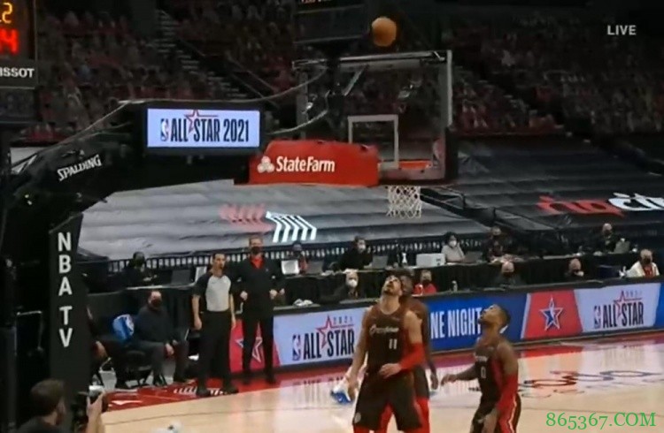 这什么神仙球?库里扛着坎特防守上篮 球弹到篮板上沿后落袋