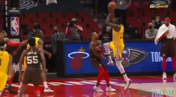 关键时刻方显巨星本色！利拉德全场手感不佳 关键攻防带走比赛！