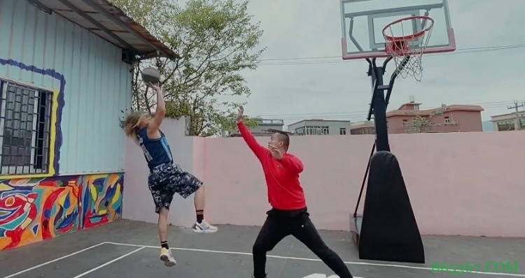 ?模仿帝投篮包教学 趣味造型解析如何像诺天王一样金鸡独立