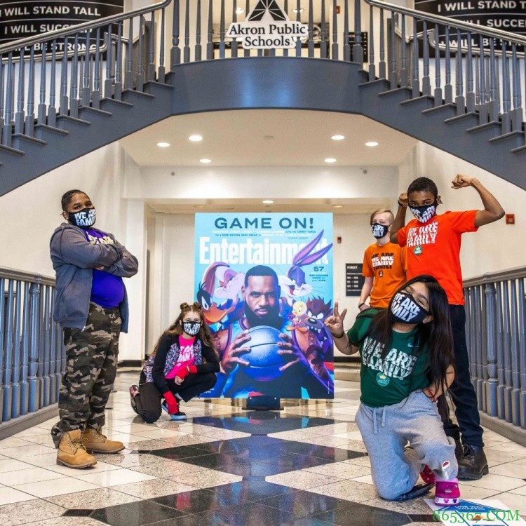 7月上映!詹姆斯发推晒《空中大灌篮2》海报封面和剧照