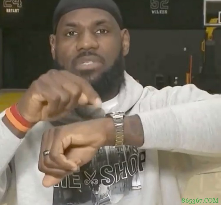 选了表哥就得戴表 詹姆斯选完利拉德后做其标志性动作