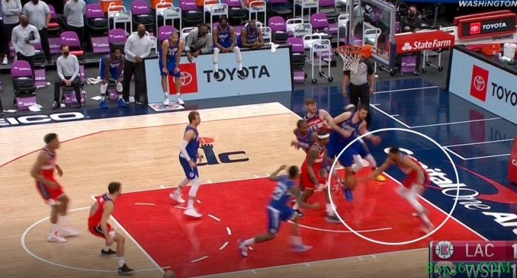 威少积极冲抢前场篮板 可惜球脱手差1板就能拿下三双