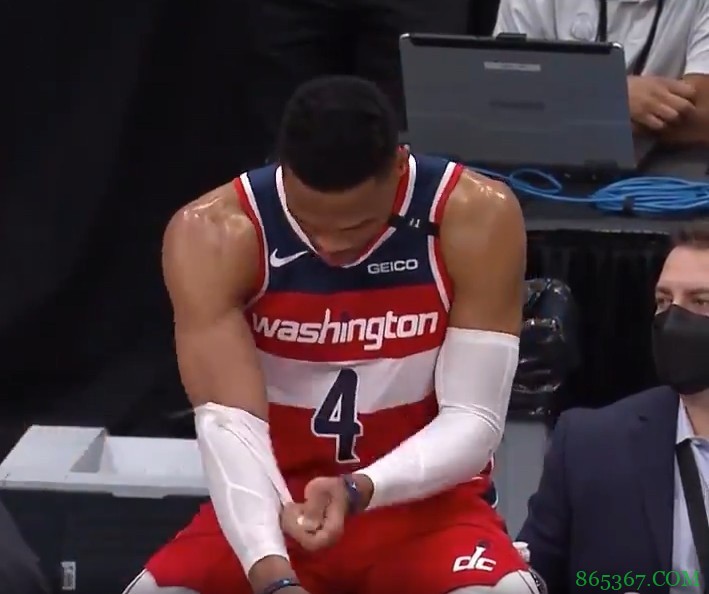 ?原来是护臂的问题!威少暂停期间怒撕护臂后两罚全中