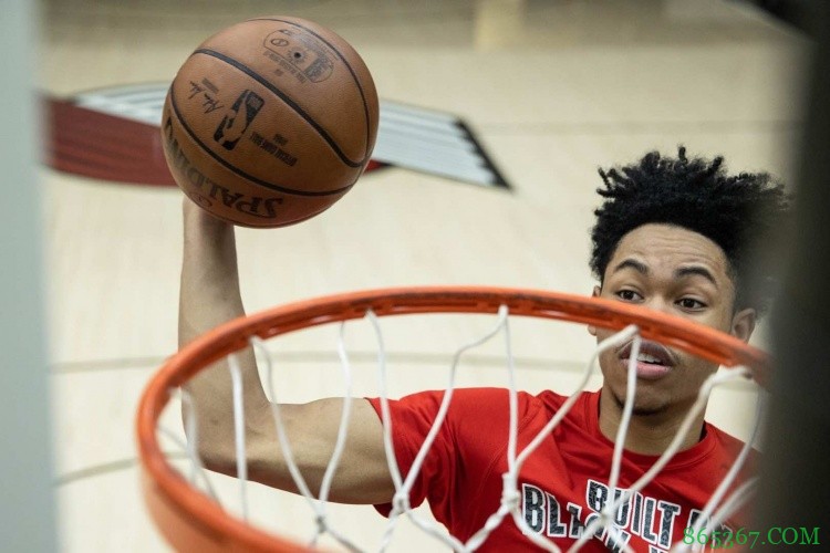 开拓者官推晒西蒙斯扣篮大赛预热图:头部平筐 空中姿态优美