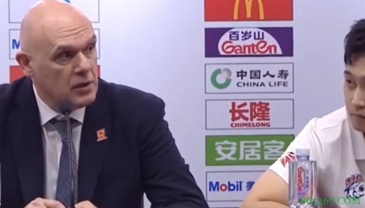 上海主帅:赛后裁判拒绝与我握手 三十年职业生涯没见过这事
