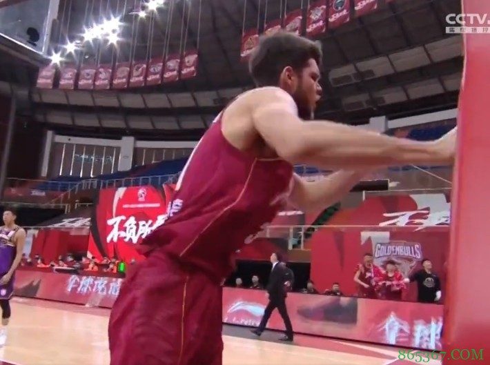 ?大力出奇迹！浙江大外援拉科塞维奇挥拳庆祝 打穿篮架外壳