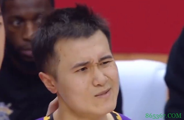 ?张帆对抗后做肘击动作威胁吴前 吃技术犯规后嘴里念念有词