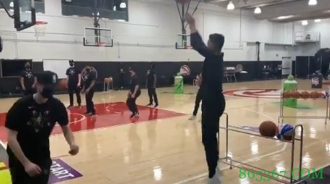 三连铁收尾！库里备战三分大赛先准后铁