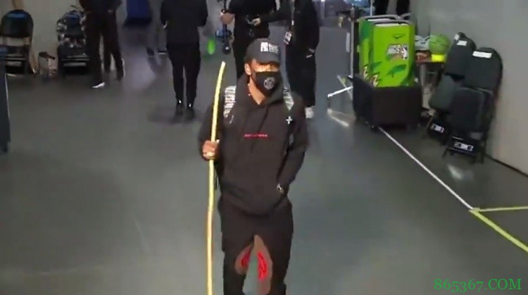 又来！欧文全明星继续手持“打狗棒”入场吸睛