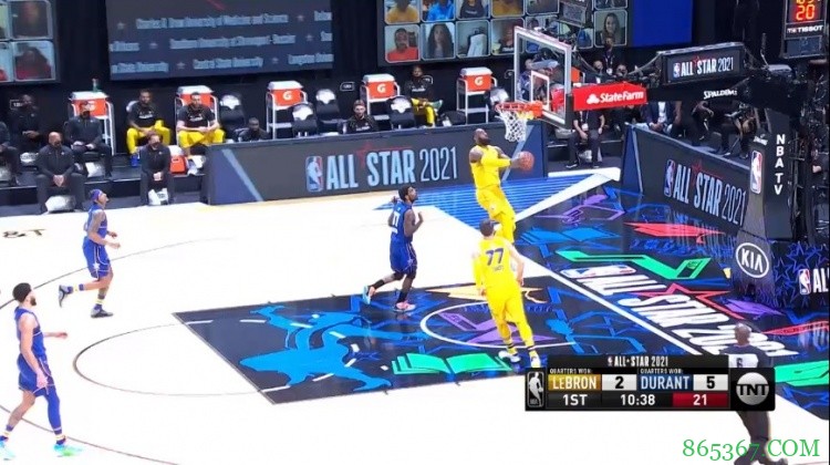 约基奇四分卫长传 詹姆斯拉杆反扣拿下本场比赛首分