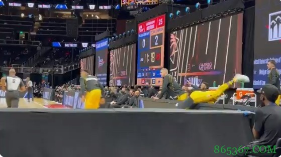 ?保罗上篮打进 老詹翻广告牌进场庆祝时“不慎”摔倒