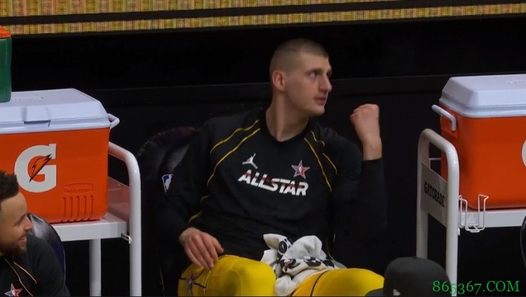 ?这不是我认识的你!约基奇&字母哥替补席激情尬舞