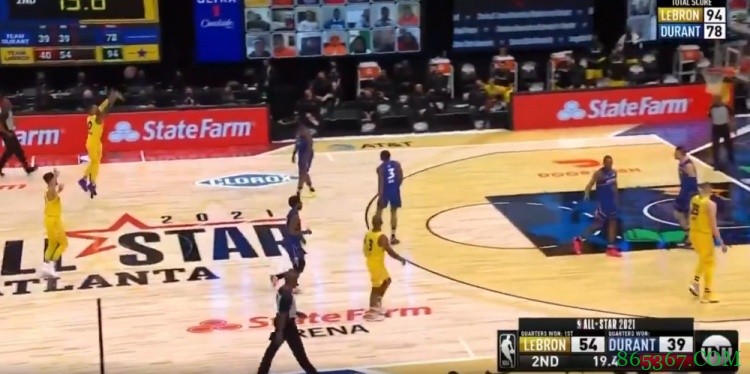 利拉德中线飙进不讲理超远三分 库里高举双臂提前庆祝